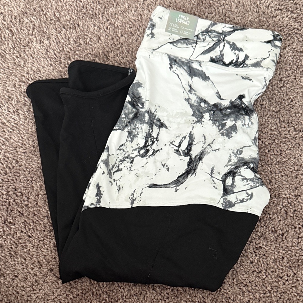 PINK Victoria's Secret Black and White Leggings